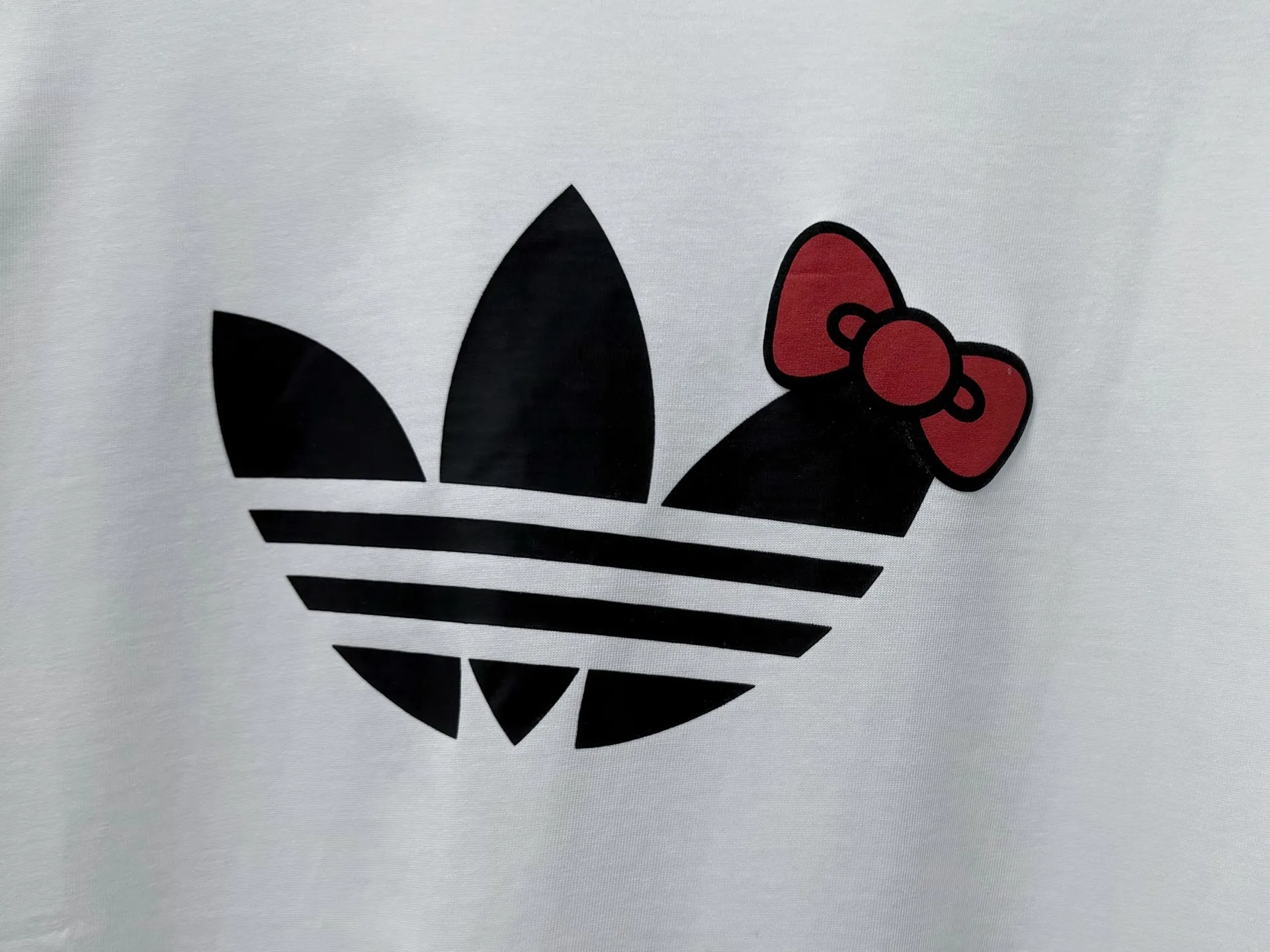 [Hellokitty Adidas] Adidas co-branded three-dimensional foam bow printed short-sleeved round-neck T-shirt. 280 grams of pure cotton double-sand fabric. Original original label. Can be worn up to 200 pounds. All fabrics have been shrunk in advance. Quality. What you see is what you get. The version will not change after washing. Distinguish the market. Part of the disposable clothes. The three-label packaging is complete and the original version is restored. Customized for men and women. Same Style Versatile comparison. Classic Size: Xs-L
